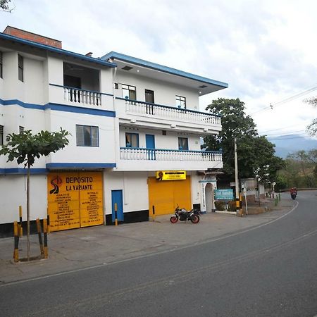 Hospedaje Aquel Almendro Santa Fe de Antioquia Bagian luar foto