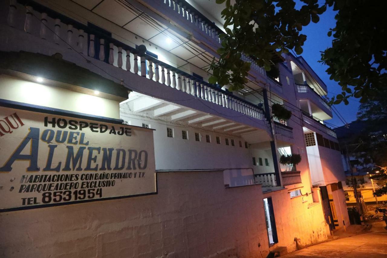 Hospedaje Aquel Almendro Santa Fe de Antioquia Bagian luar foto