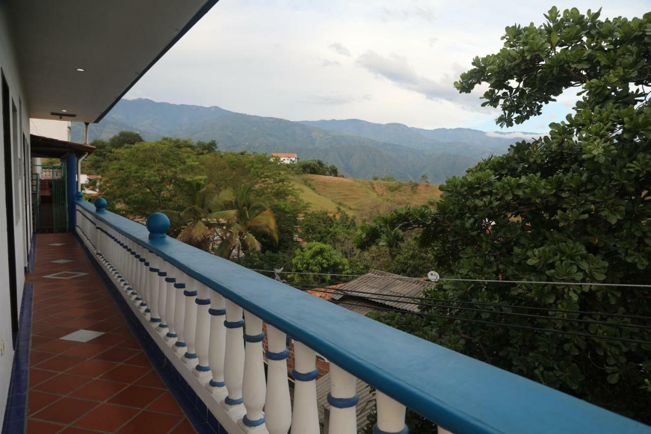 Hospedaje Aquel Almendro Santa Fe de Antioquia Bagian luar foto